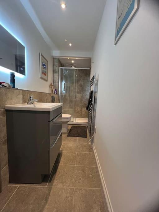 Self-Contained Ensuite Double Or Twin Bedroom In Pentir Bangor  Esterno foto